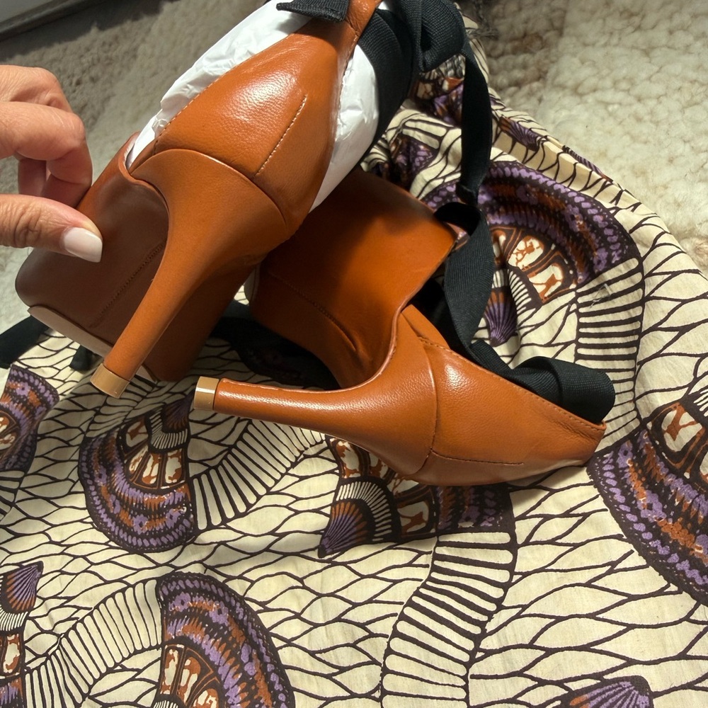 Never Worn Ulla Johnson Tan Leather Pointed Lace-Up Heel with Black Ribbon - Picture 4 of 7
